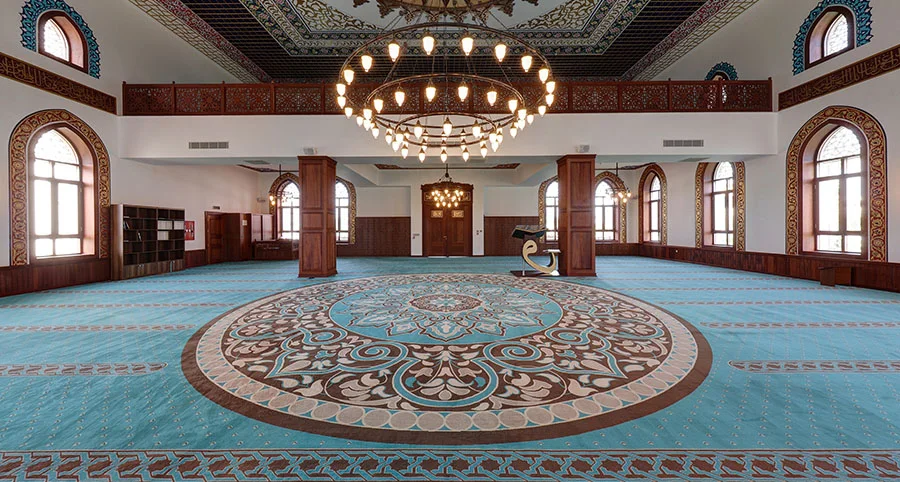 Göbek desenli mavi cami halısının geniş ibadet alanındaki uygulaması