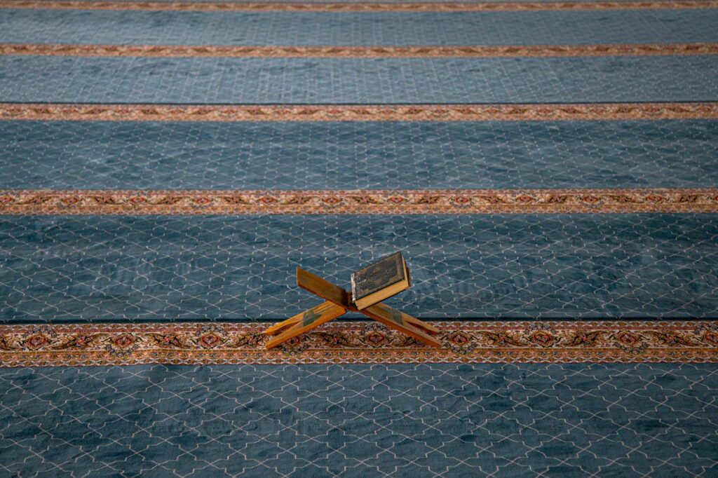 saflı desenli cami halısı